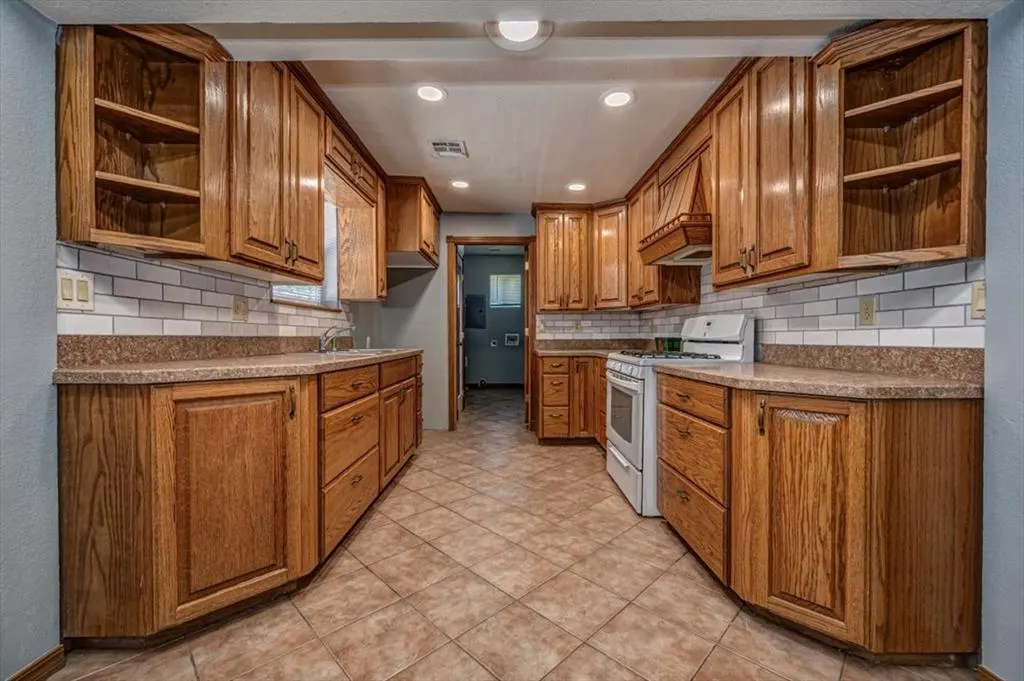 Photo 11 — 601 W Main Street, Tecumseh, OK 74873