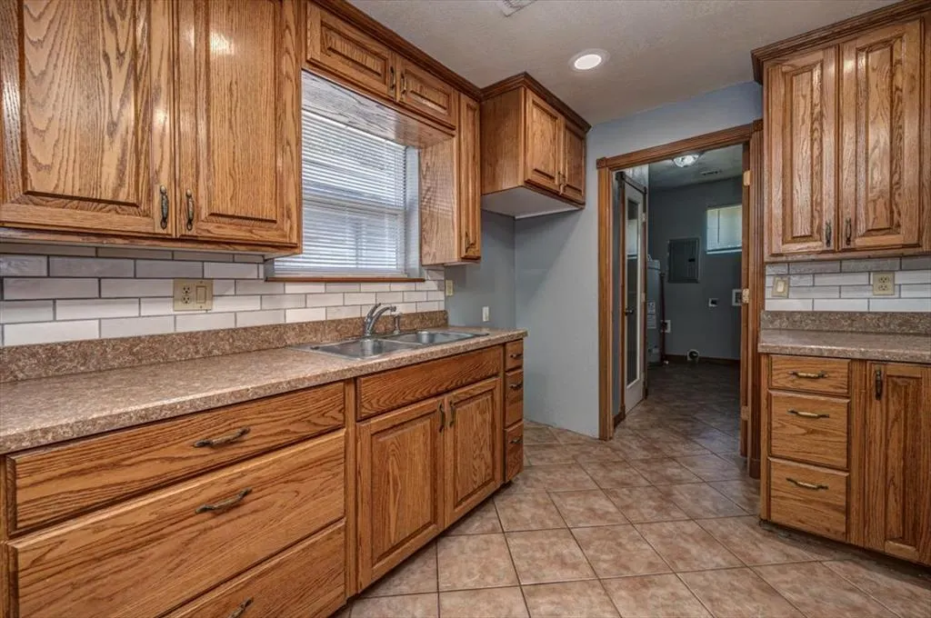 Photo 12 — 601 W Main Street, Tecumseh, OK 74873