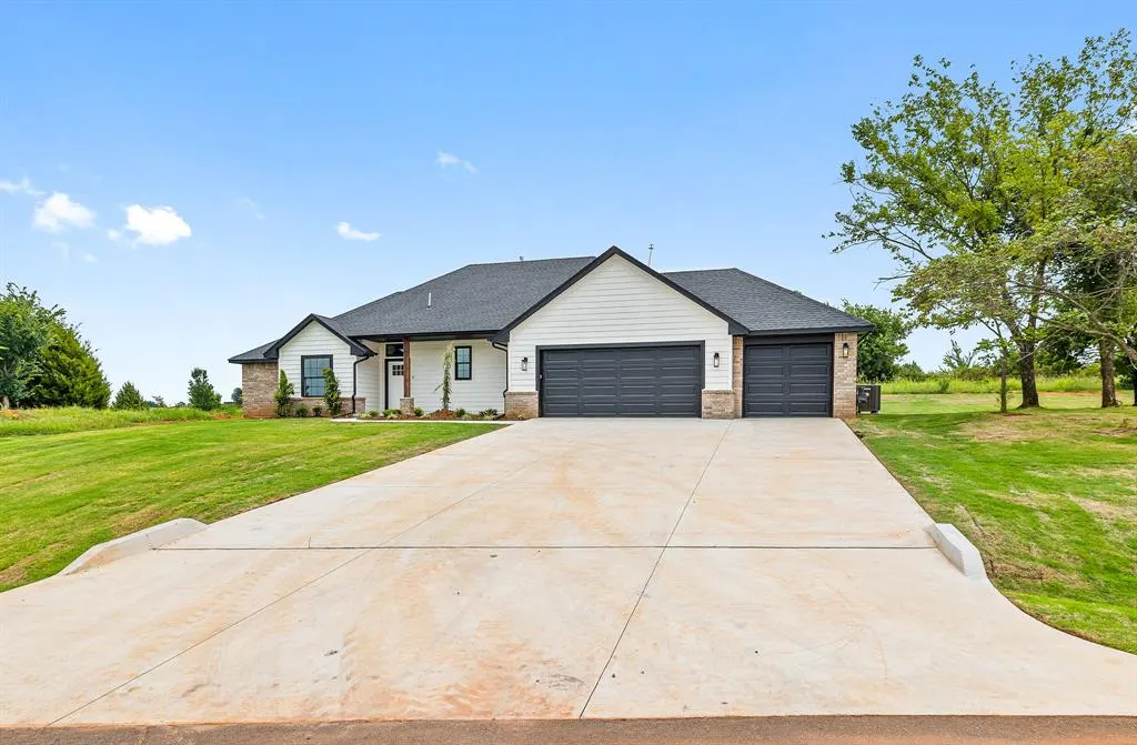 Photo 2 — 2908 Redwood Court, Newcastle, OK 73065