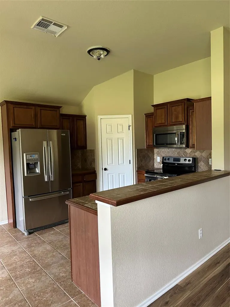 Photo 4 — 8001 John Robert Drive, Oklahoma City, OK 73135
