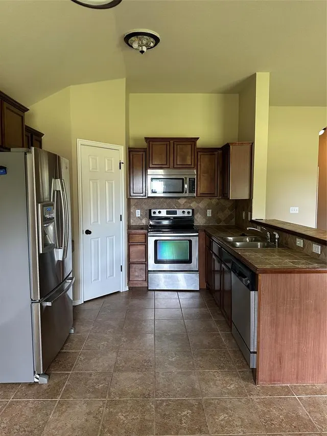 Photo 7 — 8001 John Robert Drive, Oklahoma City, OK 73135