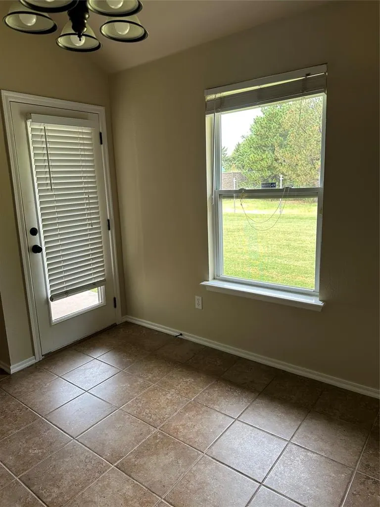 Photo 9 — 8001 John Robert Drive, Oklahoma City, OK 73135