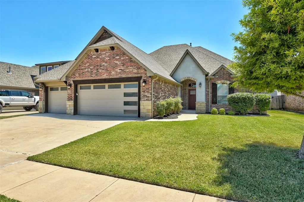 Photo 4 — 5700 St James Place, Oklahoma City, OK 73179