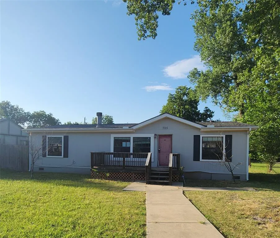Front exterior — 705 W Locust Street, Tecumseh, OK 74873