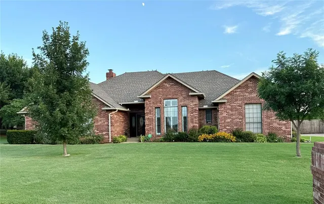 Photo 2 — 2308 Sunup Place, Clinton, OK 73601