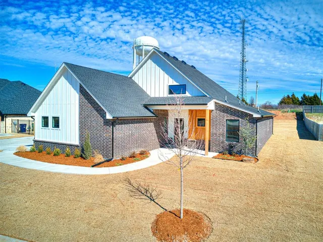 Photo 2 — 9608 Sultans Water Way, Yukon, OK 73099