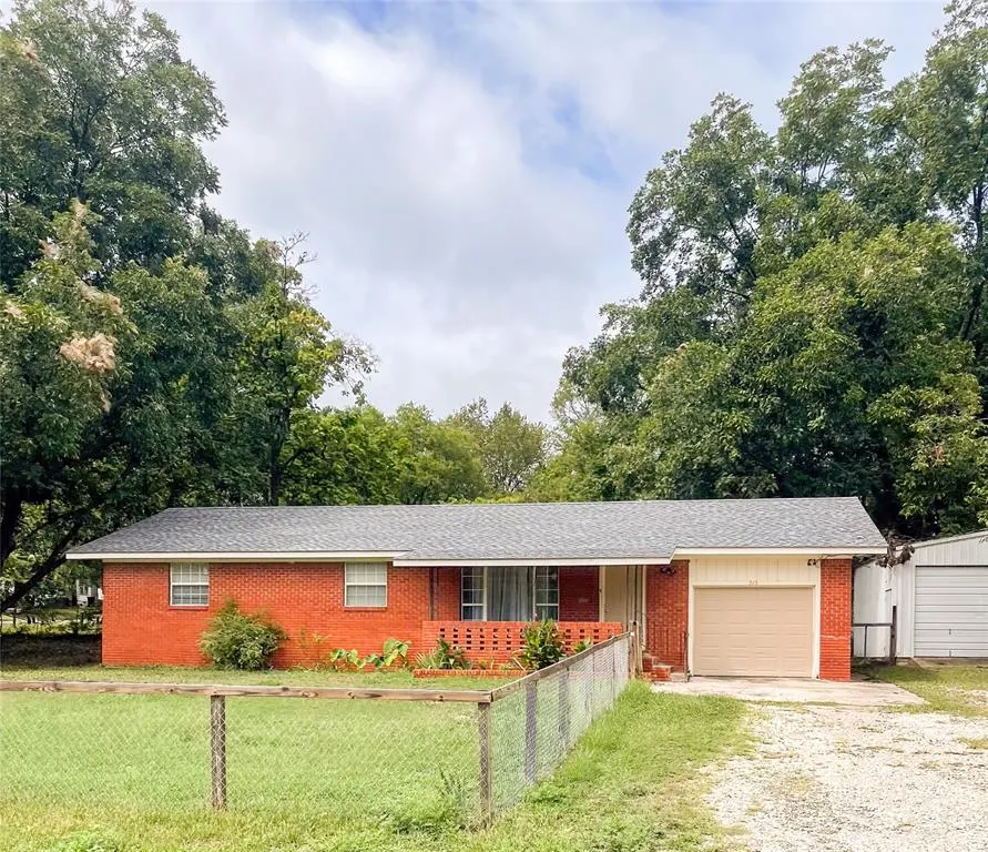 Front exterior — 215 N Divsion Street, Konawa, OK 74849