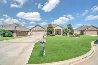 Sold home at 916 Isabella Lane