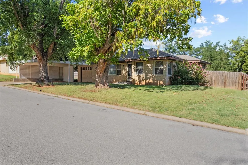 Photo 2 — 606 N 6th Street, Weatherford, OK 73096