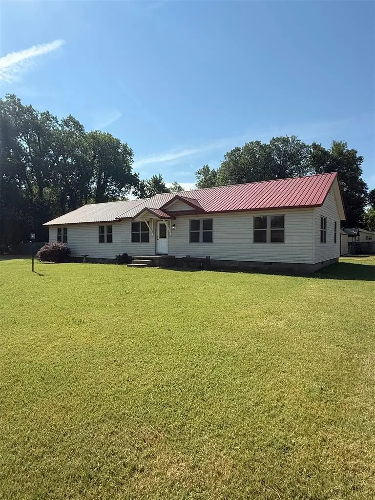 Front exterior — 331 W Carl Hubbell Boulevard, Meeker, OK 74855