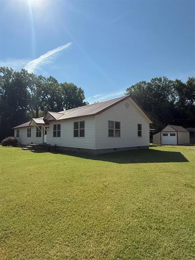 Photo 2 — 331 W Carl Hubbell Boulevard, Meeker, OK 74855