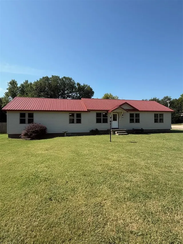 Photo 3 — 331 W Carl Hubbell Boulevard, Meeker, OK 74855
