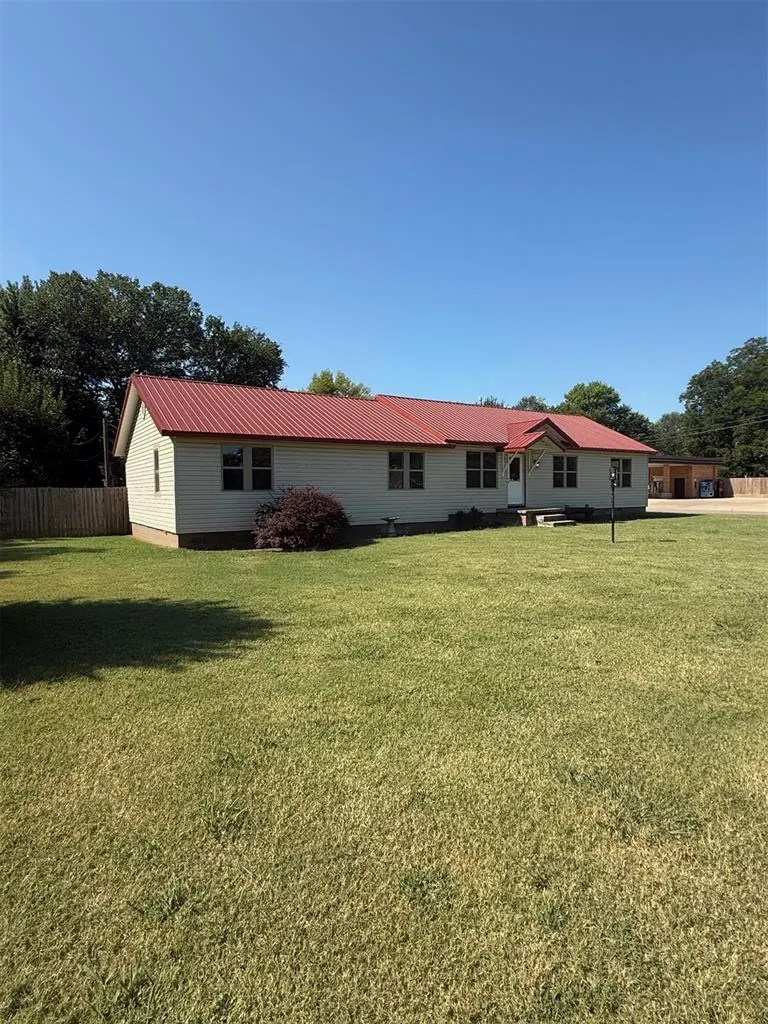 Photo 4 — 331 W Carl Hubbell Boulevard, Meeker, OK 74855