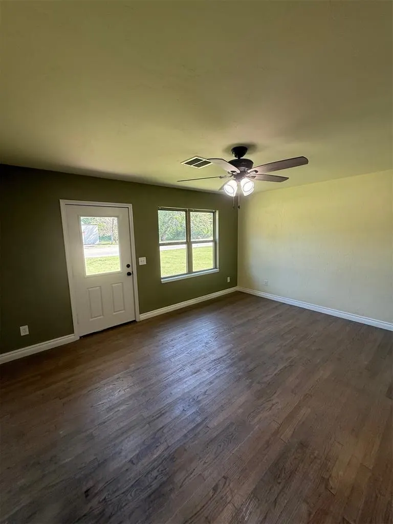 Photo 5 — 331 W Carl Hubbell Boulevard, Meeker, OK 74855