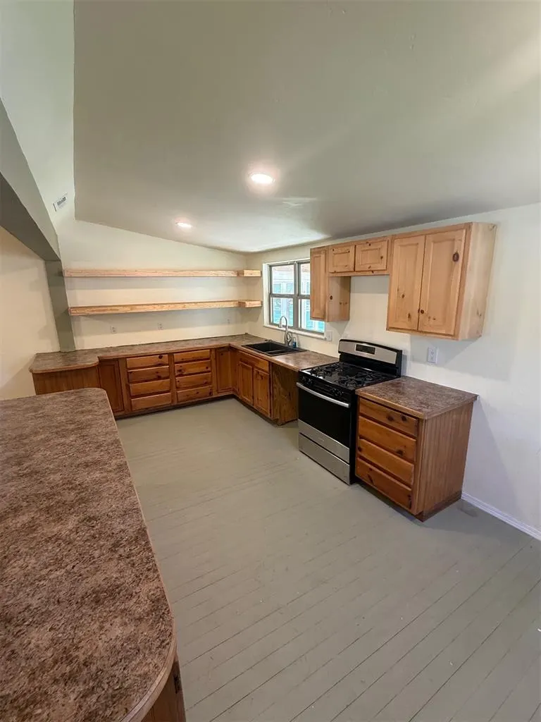 Photo 7 — 331 W Carl Hubbell Boulevard, Meeker, OK 74855
