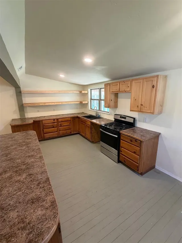 Photo 7 — 331 W Carl Hubbell Boulevard, Meeker, OK 74855