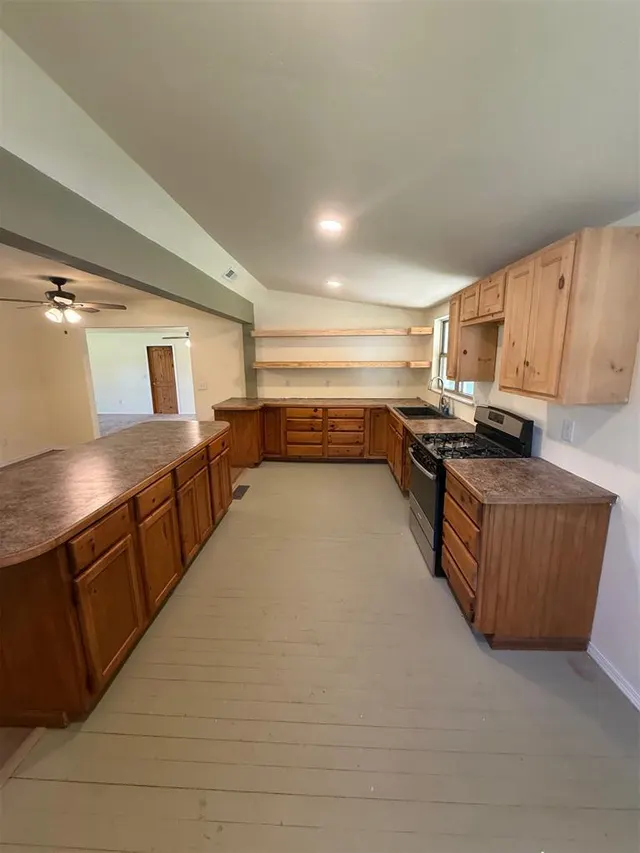 Photo 8 — 331 W Carl Hubbell Boulevard, Meeker, OK 74855