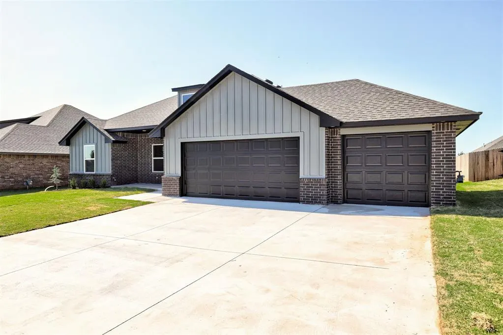 Photo 3 — 2020 W Flintlock Way, Mustang, OK 73064