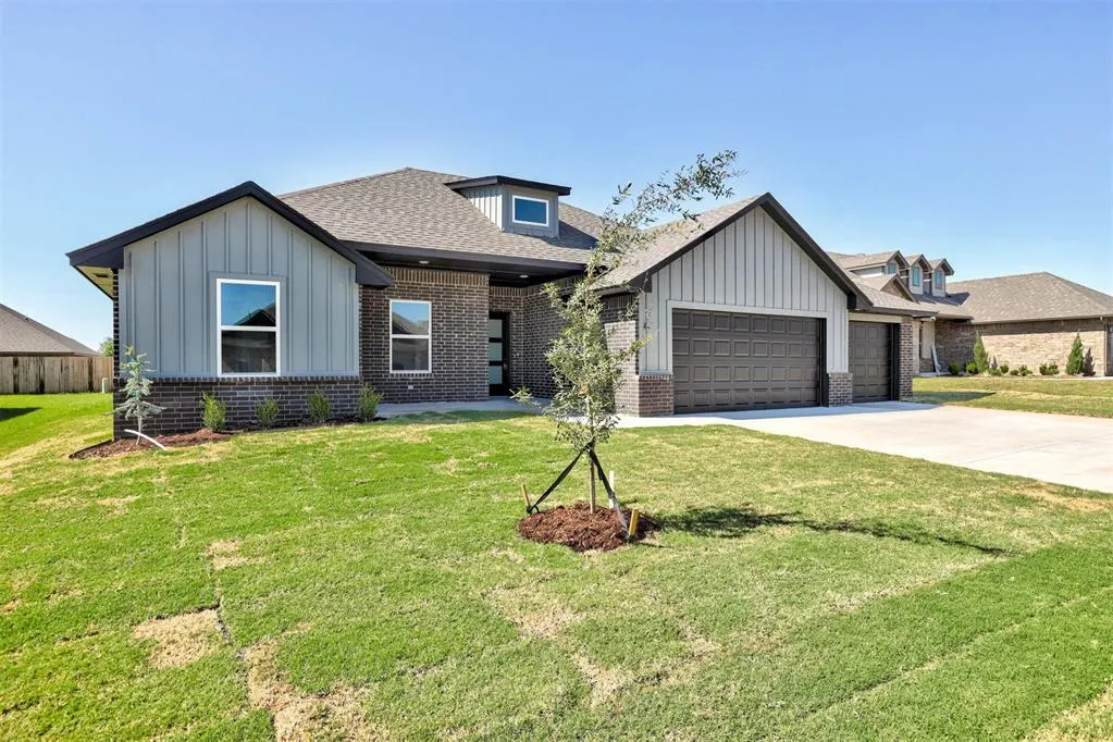 Photo 4 — 2020 W Flintlock Way, Mustang, OK 73064