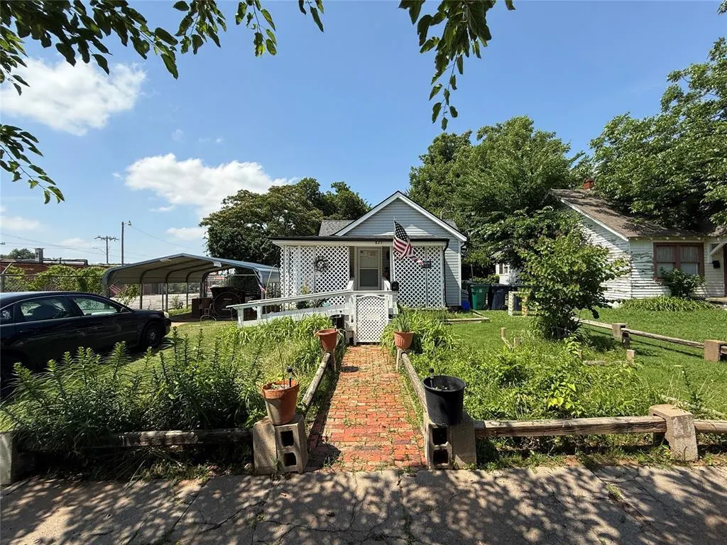 Front exterior — 825 SW 25th Street, Oklahoma City, OK 73109