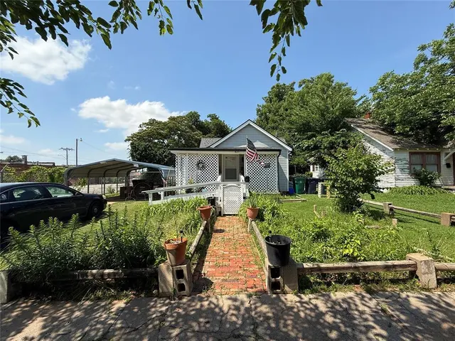 Front exterior — 825 SW 25th Street, Oklahoma City, OK 73109
