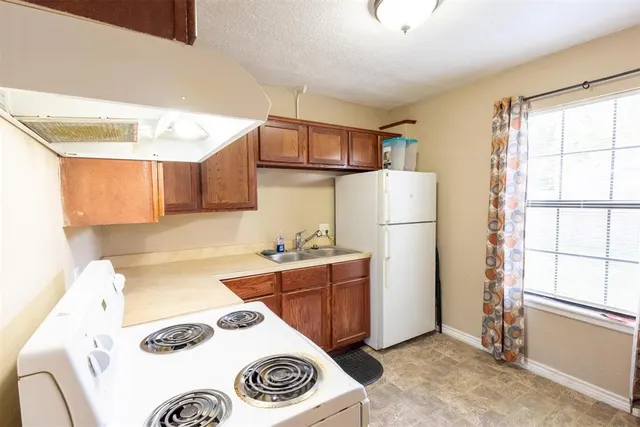 Photo 7 — 2718 SW H Avenue, Lawton, OK 73505