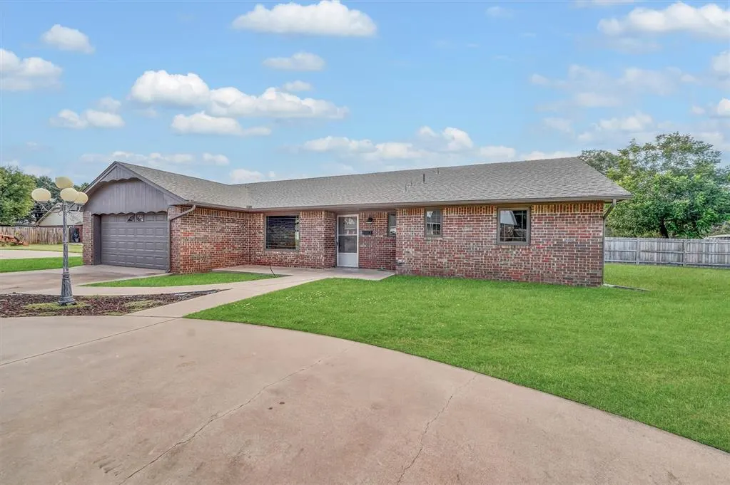 Photo 2 — 108 Mockingbird Lane, Elk City, OK 73644