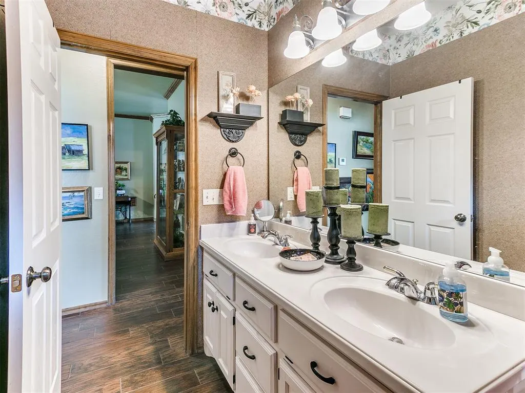 Photo 15 — 12428 Elizabeth Drive, Midwest City, OK 73130