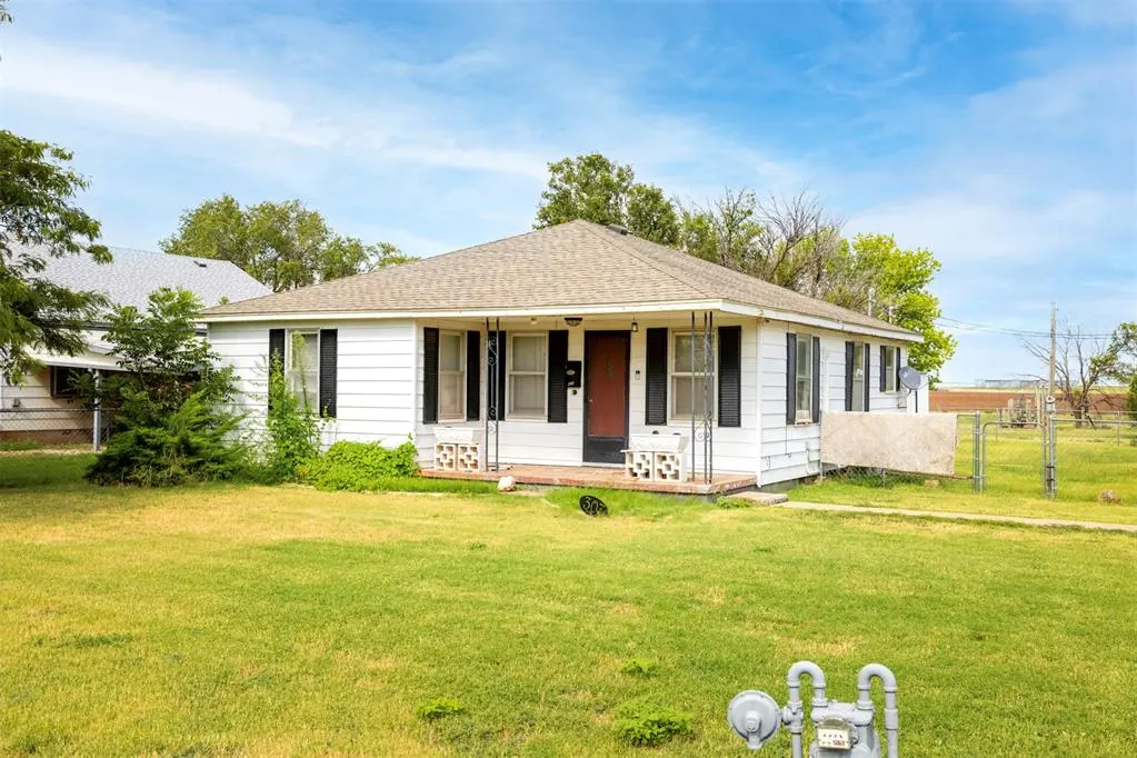 Front exterior — 307 N Symcox Street, Cordell, OK 73632