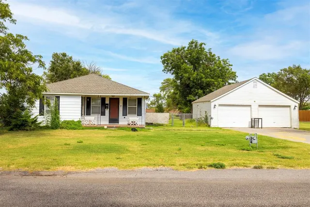 Photo 2 — 307 N Symcox Street, Cordell, OK 73632
