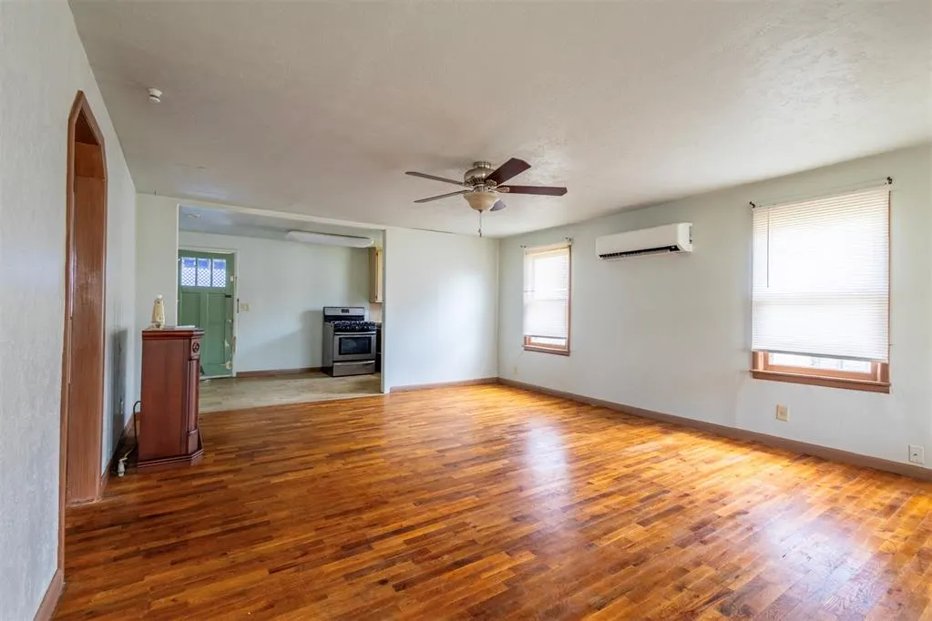 Photo 4 — 307 N Symcox Street, Cordell, OK 73632