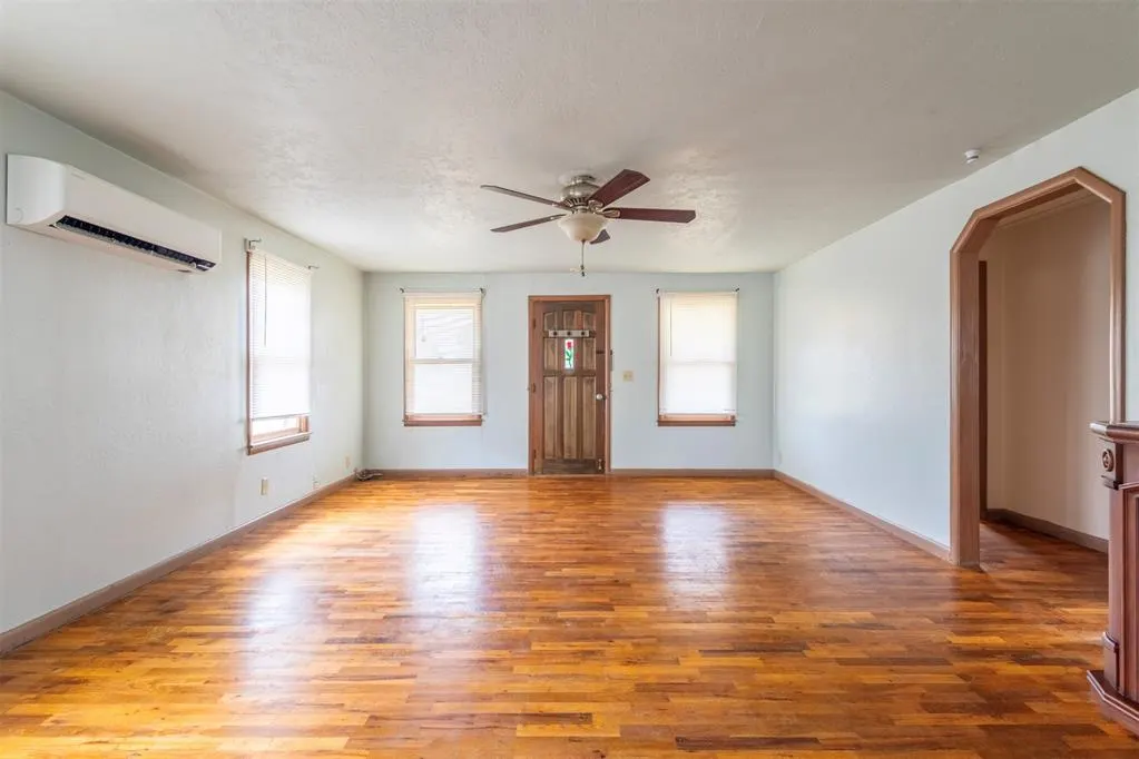 Photo 6 — 307 N Symcox Street, Cordell, OK 73632