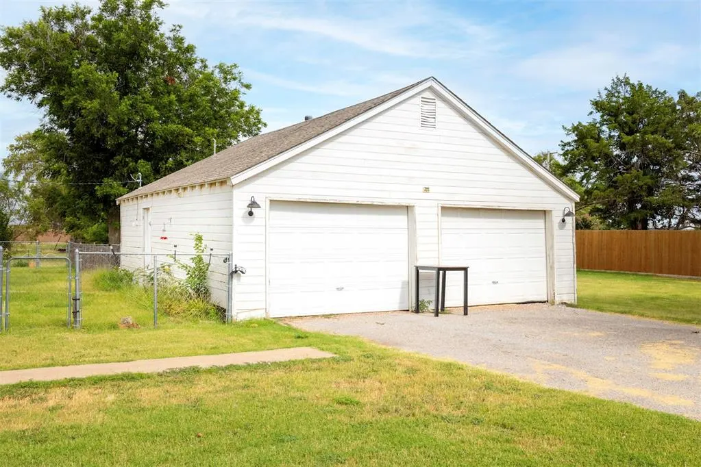 Photo 16 — 307 N Symcox Street, Cordell, OK 73632