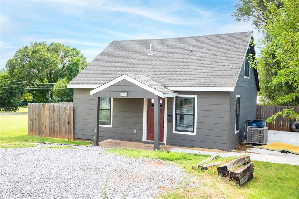 Photo 2 — 1304 N College Street, Cordell, OK 73632