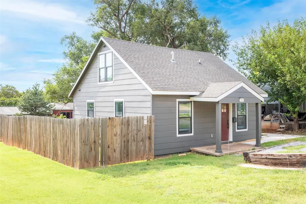 Photo 3 — 1304 N College Street, Cordell, OK 73632