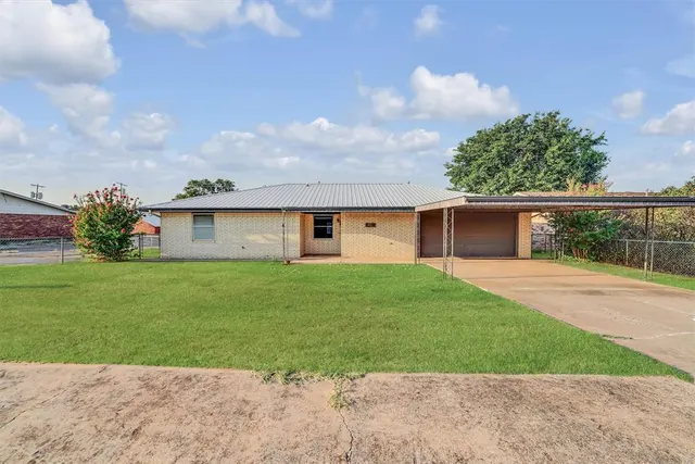 Photo 2 — 412 E Washington Avenue, Sayre, OK 73662