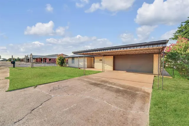 Photo 3 — 412 E Washington Avenue, Sayre, OK 73662
