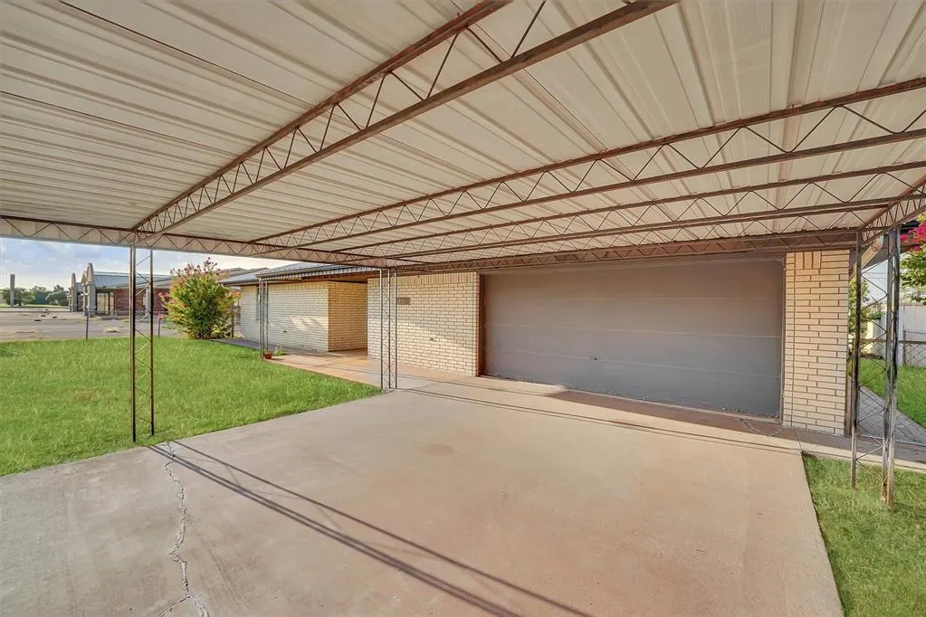 Photo 4 — 412 E Washington Avenue, Sayre, OK 73662
