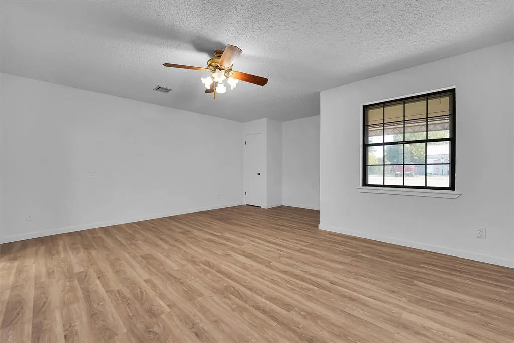 Photo 11 — 412 E Washington Avenue, Sayre, OK 73662