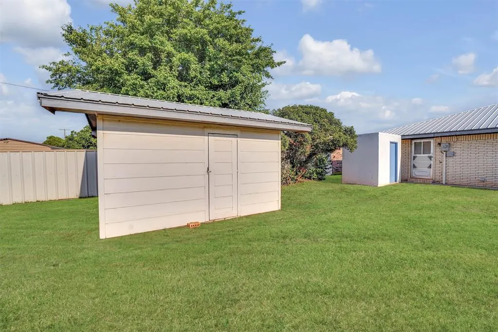 Photo 31 — 412 E Washington Avenue, Sayre, OK 73662