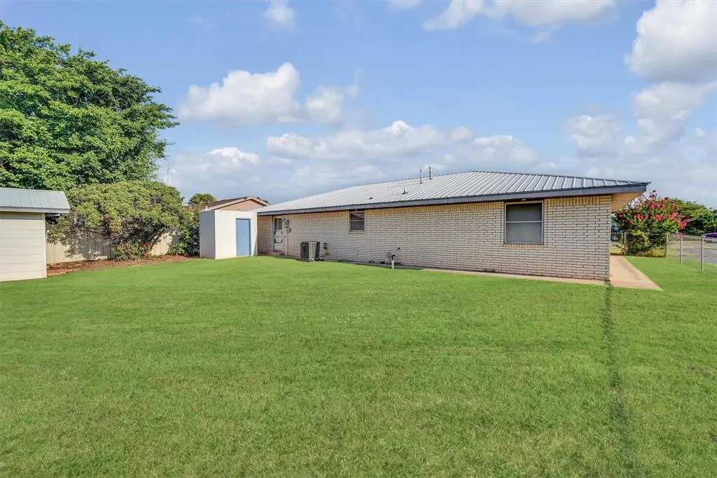 Photo 32 — 412 E Washington Avenue, Sayre, OK 73662