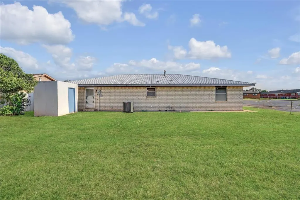 Photo 33 — 412 E Washington Avenue, Sayre, OK 73662