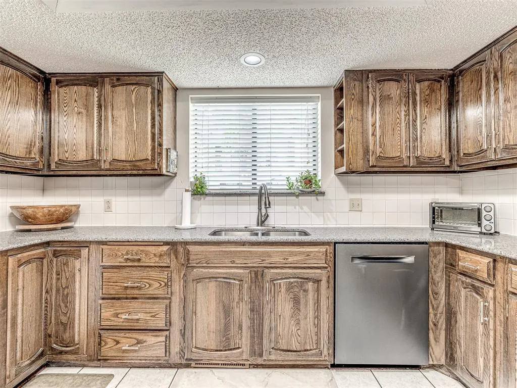 Photo 12 — 7818 Old Hickory Lane, Oklahoma City, OK 73116