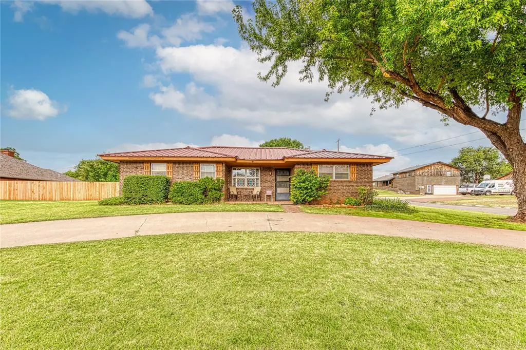 Photo 2 — 421 N Otis Avenue, Elk City, OK 73644