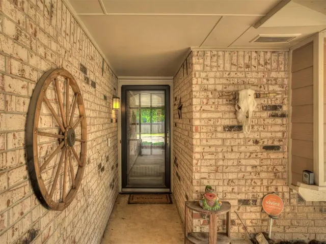 Photo 2 — 625 Hawthorne Place, Edmond, OK 73003