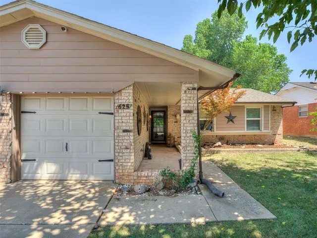 Photo 5 — 625 Hawthorne Place, Edmond, OK 73003