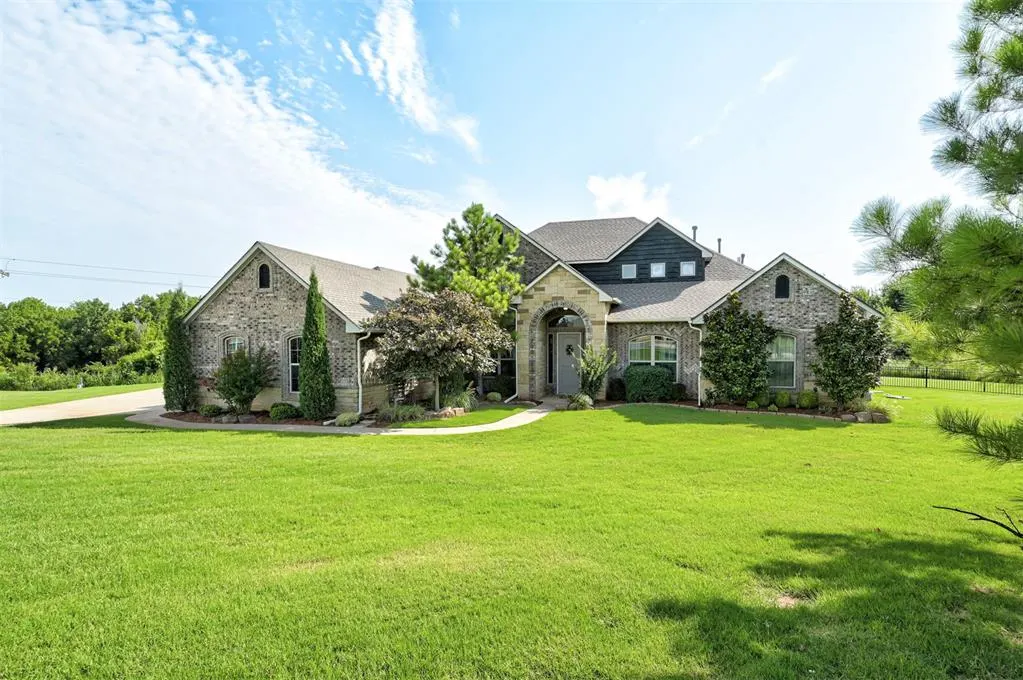 Photo 2 — 13400 Ridge Circle, Edmond, OK 73025