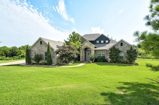 Photo 2 — 13400 Ridge Circle, Edmond, OK 73025