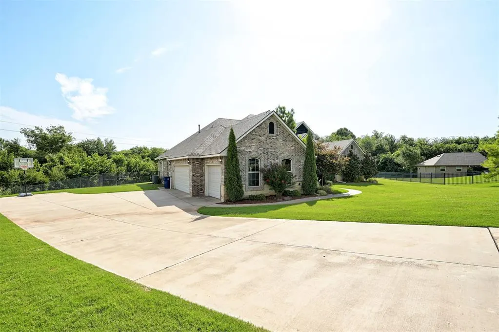 Photo 3 — 13400 Ridge Circle, Edmond, OK 73025