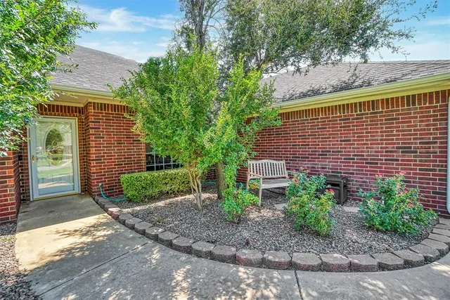 Photo 2 — 504 N Quail Run, Altus, OK 73521